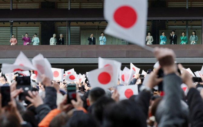 Японец разделся перед семьей императора