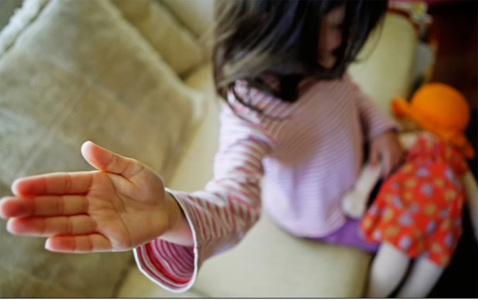 Narkotikə görə tutulmuşdu - 5 yaşlı qızına qarşı əxlaqsız videoları üzə çıxdı