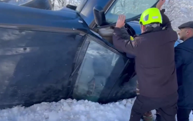 İsmayıllıda “TOYOTA” aşdı, vətəndaşlar avtomobildən xilas edildi - VİDEO