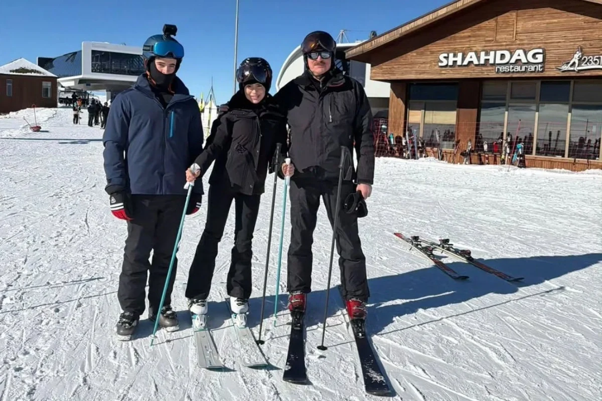 İlham Əliyev qızı və nəvələri ilə xizək sürdü - FOTO