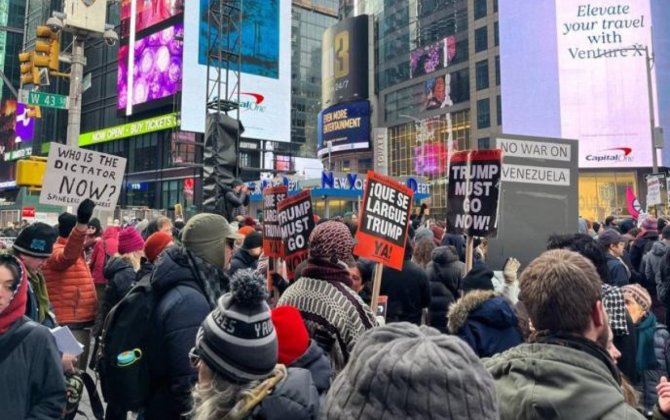 Nyu-Yorkda yüzlərlə insan ABŞ-ın Venesueladakı əməliyyatına etiraz üçün toplaşıb