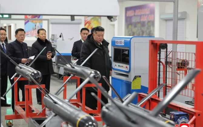 Kim Çen In hərbi fabrikə baş çəkib və silah istehsalına baxış keçirib