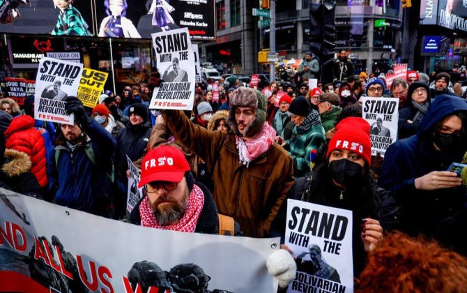 «Руки прочь от Венесуэлы». Нью-Йорк вышел на акцию протеста-ВИДЕО