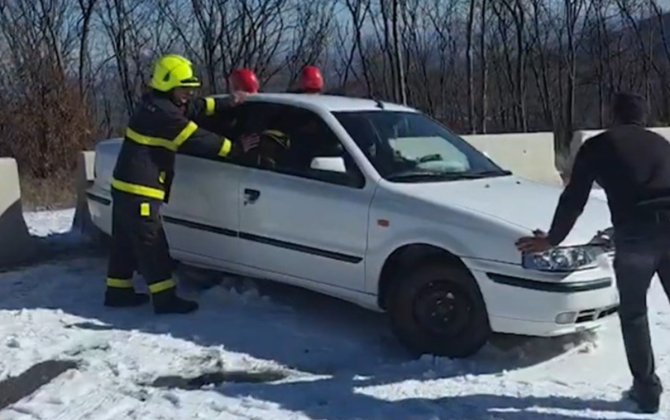 Xocalıda yolda avtomobildə qalan vətəndaşlara köməklik göstərilib - VİDEO
