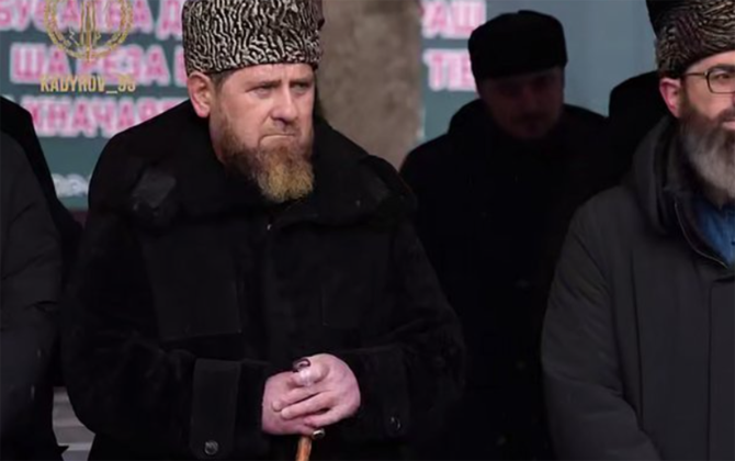 Ramzan Kadırov ictimaiyyət qarşısına əsa ilə çıxdı