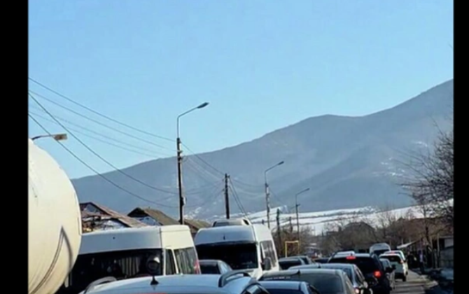 Ermənistan‑Gürcüstan sərhədində 5 kilometrlik tıxac yaranıb