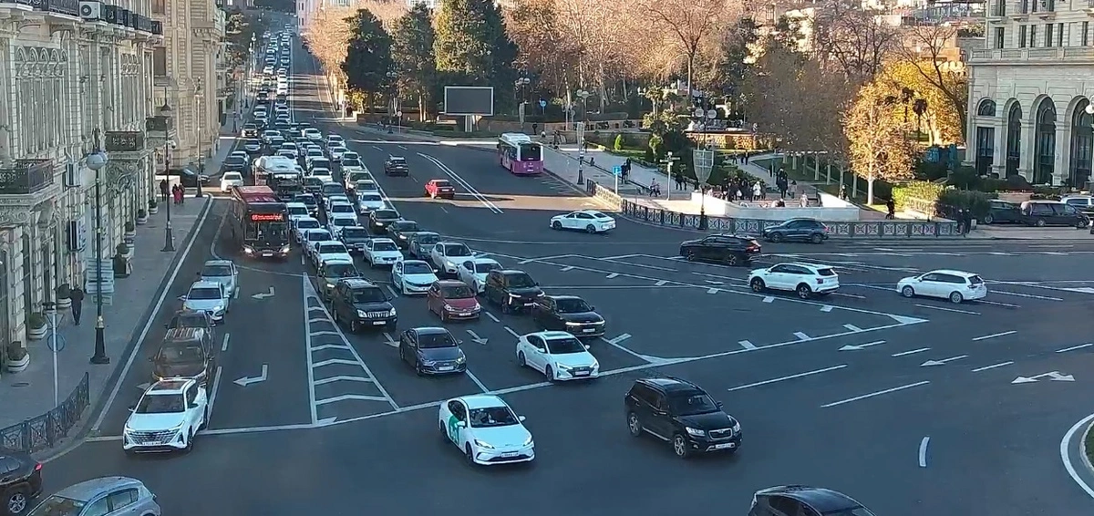 Bakının bir sıra yollarında nəqliyyatın sıxlığı yaranıb