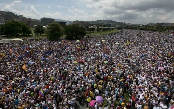 Venesuelada xalq küçələrə axışdı - VİDEO