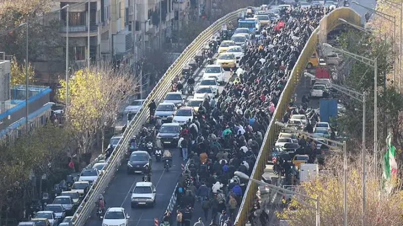 İranda polis etirazçıların saxlanmasına davam edir