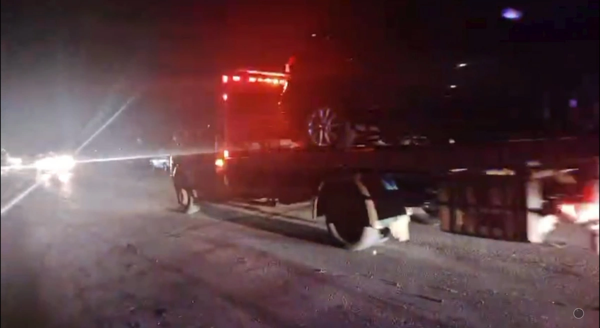 Тяжелое ДТП на трассе Алят - Астара: столкнулись грузовик и легковая машина