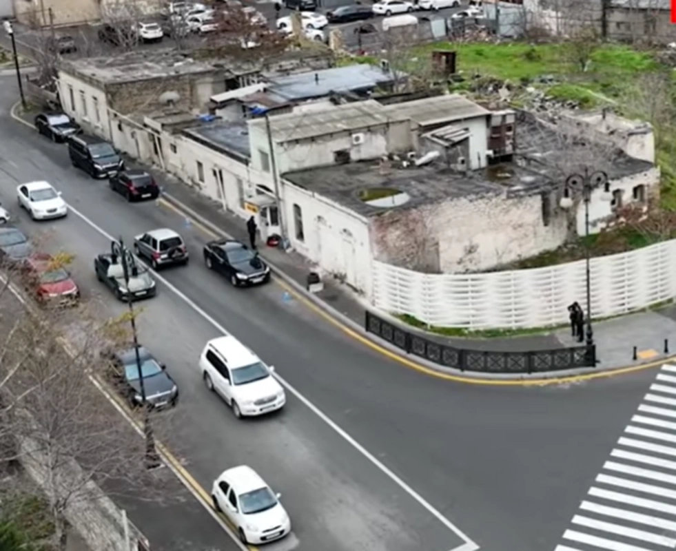 Mikayıl Müşfiq və İsmayıl bəy Qutqaşınlı küçələrinin kəsişməsində problem necə həll olunur? - VİDEO