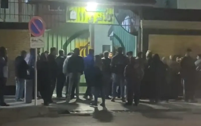 İranda saxlanılan etirazçıların ailələri güc strukturlarının binaları qarşısında toplaşıblar