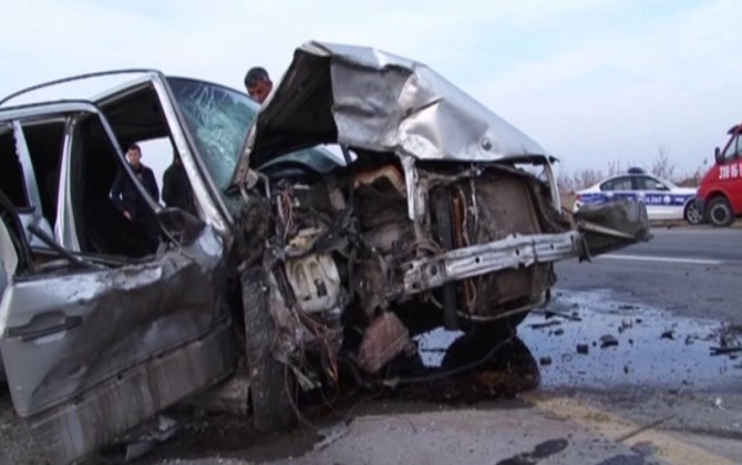 Ağsuda minik avtomobili aşıb, ölən və xəsarət alanlar var