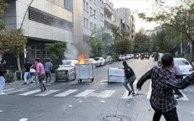 В Иране протестующие разграбили магазин, один полицейский погиб