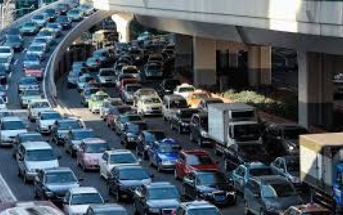 На ряде улиц и проспектов Баку затруднено движение транспорта