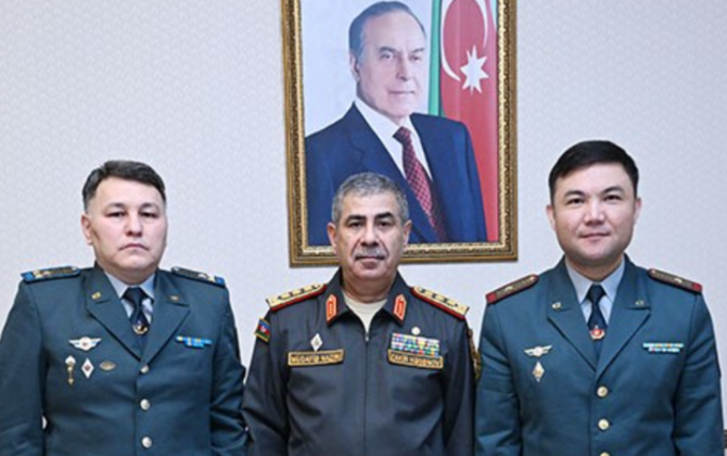 Azərbaycan müdafiə naziri Qazaxıstanın yeni hərbi attaşesini qəbul edib