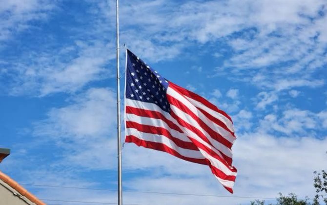 ABŞ-da bayraqlar yarıya qədər endirilib