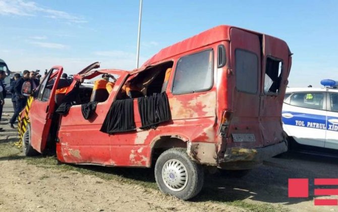 В Сальяне девять человек пострадали при столкновении микроавтобуса и легковушки