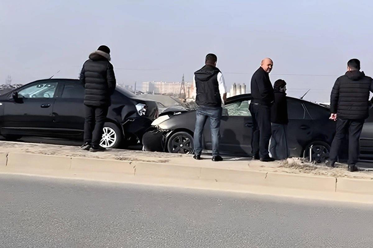 Цепная авария в Баку: столкнулись четыре автомобиля