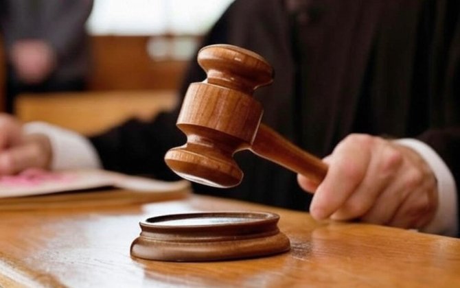 Yeniyetmə qızın ölümünə səbəb olan həkim hakim qarşısında