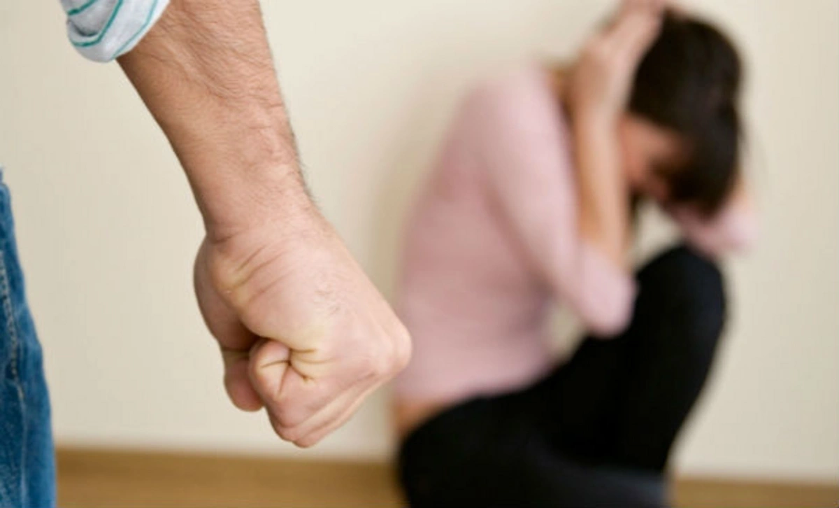 Yevlaxda kişi onuncu uşağa hamilə qalan arvadını qısqandı: Öldürməyə cəhd etdi