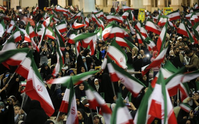 В Иране параллельно протестам проходят шествия против беспорядков