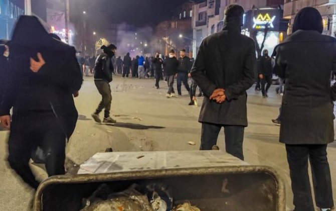 В Иране растет число погибших, протестующие заменили государственный флаг