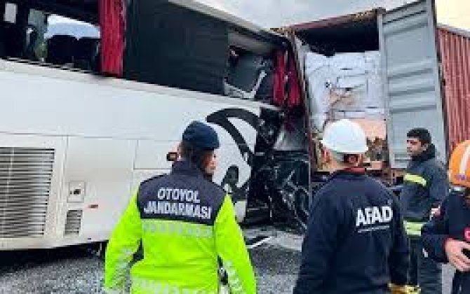 В Карсе пассажирский автобус столкнулся с грузовиком, пострадали 9 человек