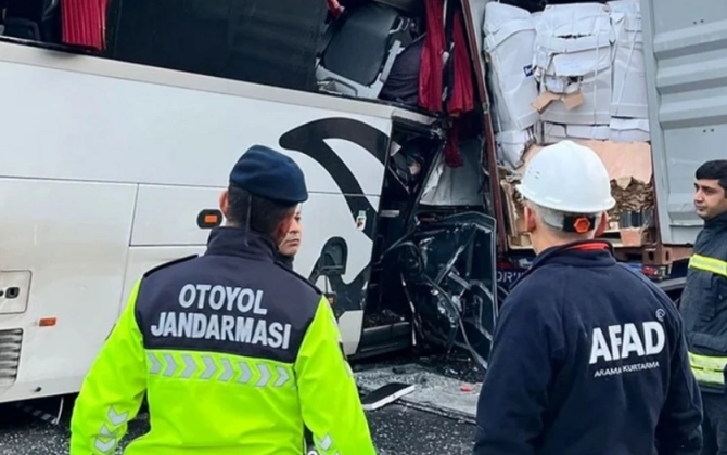 Qarsda avtobus yük maşınına çırpılıb, 9 nəfər xəsarət alıb