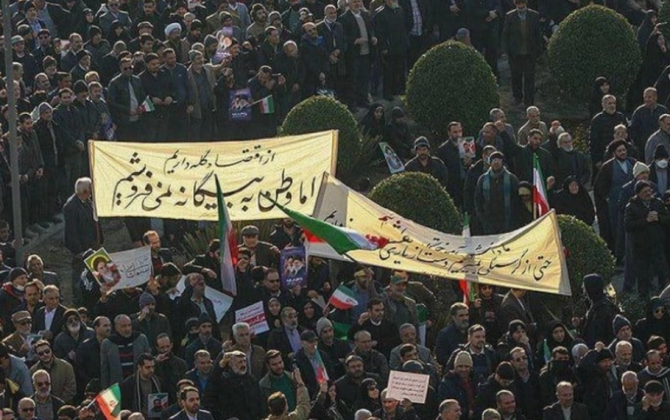 Etirazçılar Kirman şəhərində Zəhra məscidini yandırıb