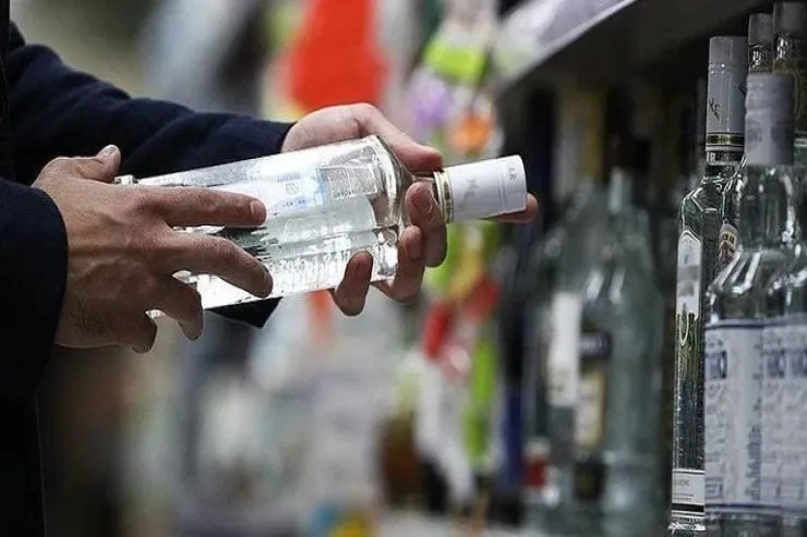 Araq almağa pulu çatmadığı üçün əsəbiləşən kişi HƏBS OLUNDU