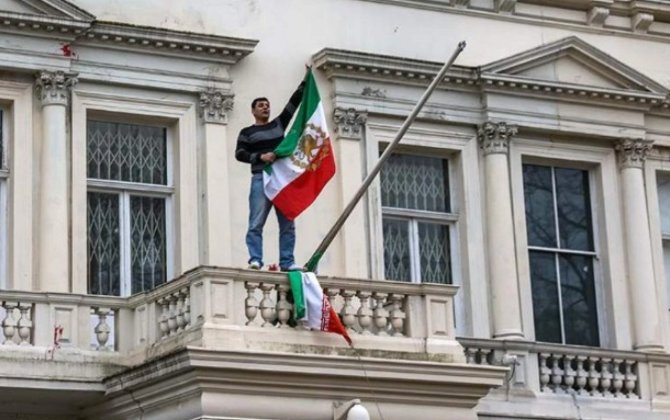 İranın Milandakı konsulluğunun lövhəsi söküldü