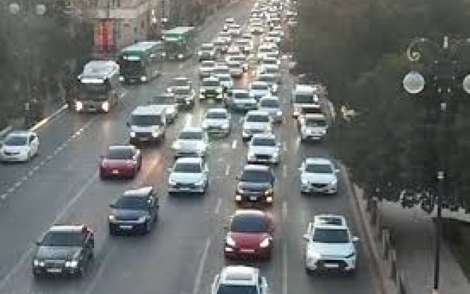 В Баку на ряде улиц и проспектов наблюдаются пробки