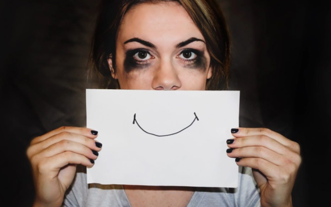 Xoşbəxt görünmək məcburiyyəti: Ruhunuzu necə zəhərləyirsiniz? - Psixoloqdan açıqlama