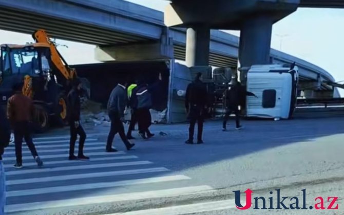 Sulutəpə dairəsində yük maşını aşıb - VİDEO