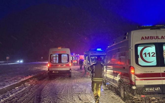 Sərnişin avtobusu TIR-a çırpılıb, 13 nəfər yaralanıb