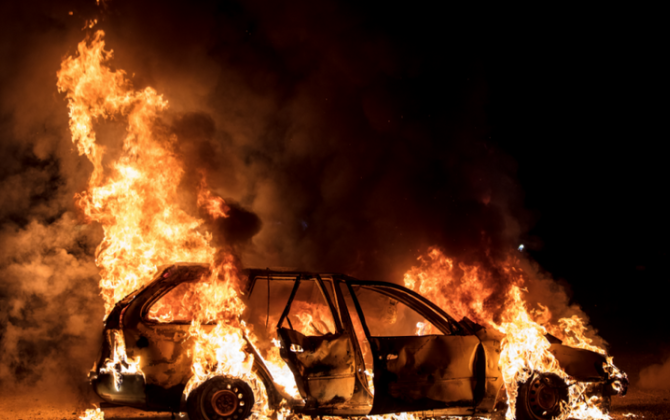 Sumqayıtda avtomobillər toqquşdu, biri yandı - VİDEO