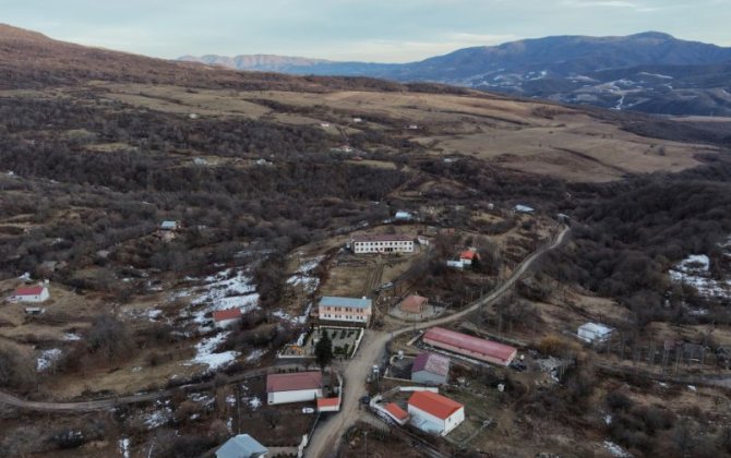 İlham Əliyev Ağdərənin Çapar kəndində görülmüş işlərlə tanış olub