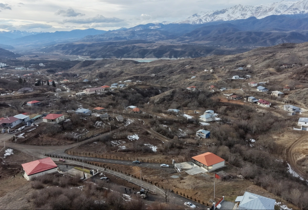 Prezident İlham Əliyev Ağdərə rayonunun Heyvalı kəndində görülmüş işlərlə tanış olub