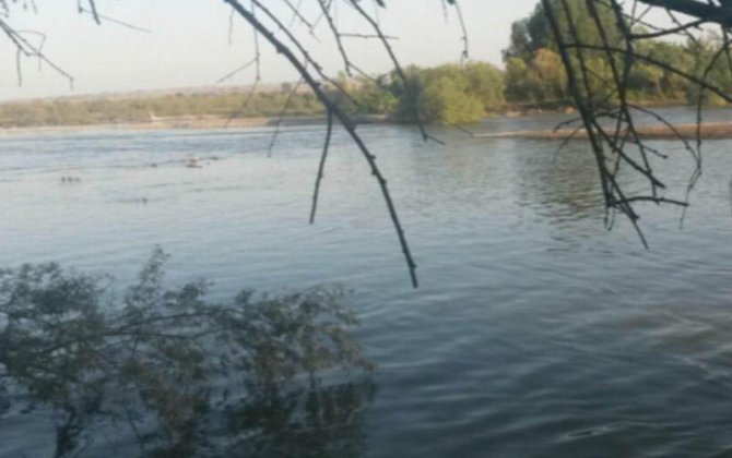 Zibillər çayın içərisinə axır: Sakinlər artıq dözə bilmir