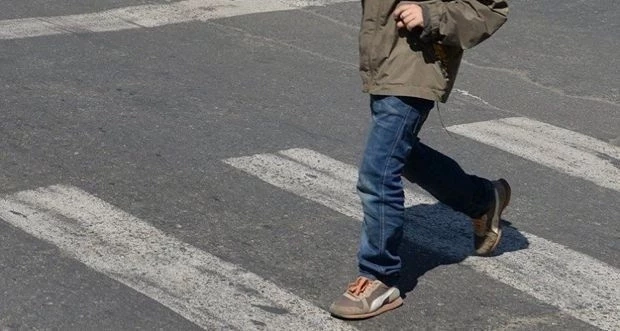 В Гусаре автомобиль сбил двух школьниц