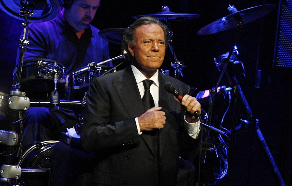 Хулио Иглесиаса обвинили в домогательствах две его экс-работницы