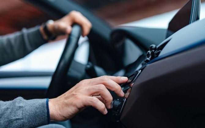 Bakıda avtomobil çuxura düşərək batdı - VİDEO