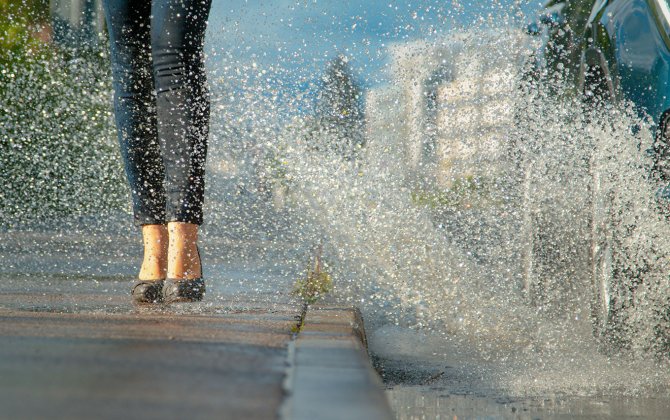 Дорожная полиция просит водителей не обливать пешеходов из луж