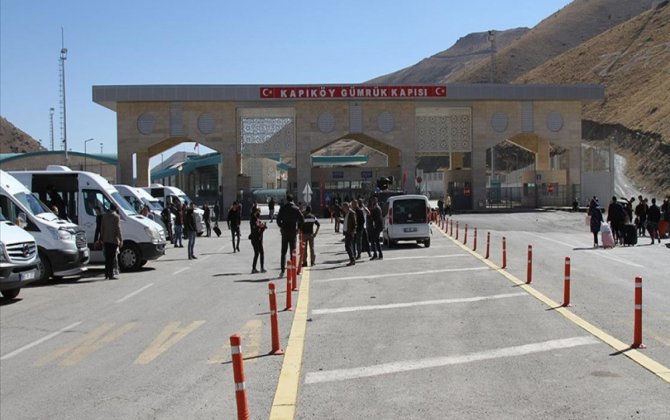 İran vətəndaşları quru sərhədlərini keçərək Türkiyəyə gedir