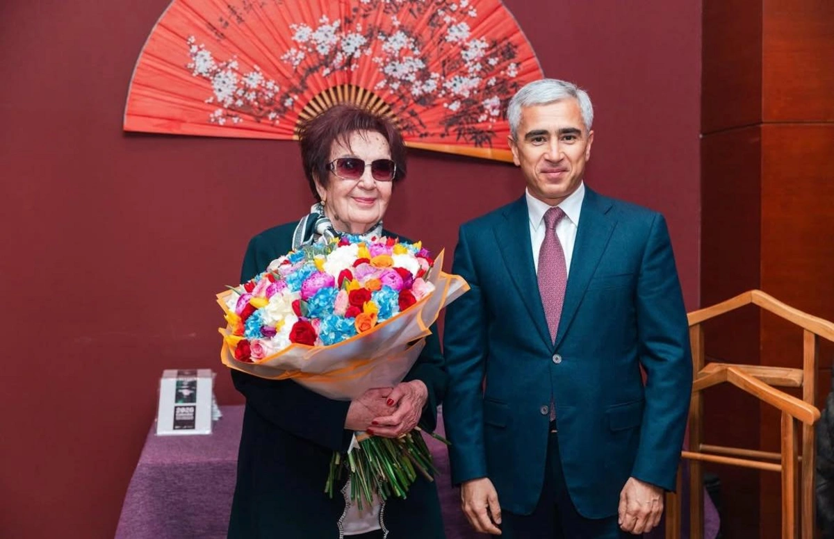 Anar Ələkbərov Əməkdar jurnalist Nadejda İsmayılovanı 90 illik yubileyi münasibətilə təbrik edib - FOTO