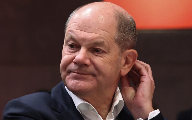 Шольц высмеял критиков поставок оружия в Украину