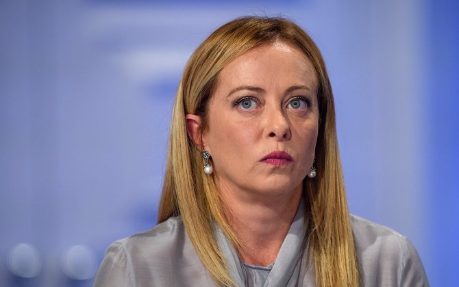 Мелони не знает, как быть