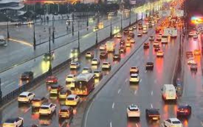 В Баку на 18 улицах и проспектах наблюдаются пробки