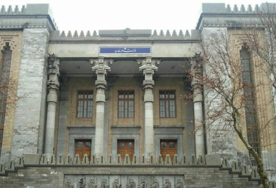 Britaniya İrandakı səfirliyini bağlayıb